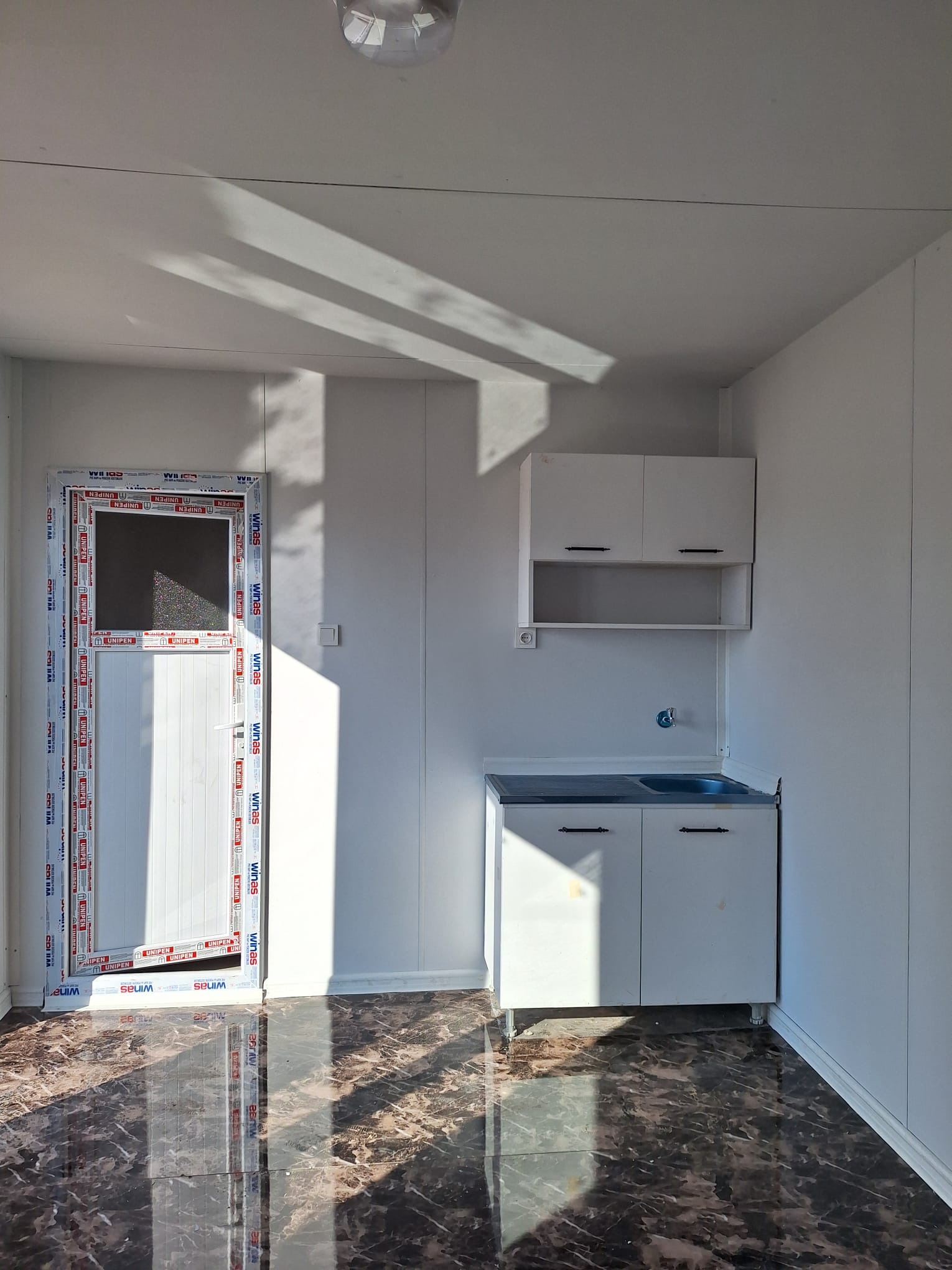 24M² DIŞI KAHVERENGİ SAC-İÇİ BETOPAN FULL MODEL KONTEYNER